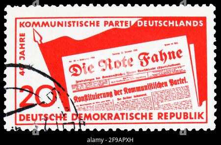 MOSKAU, RUSSLAND - 22. SEPTEMBER 2019: Briefmarke gedruckt in Deutschland, Demokratische Republik, zeigt die Rote Flagge, Zeitung, um 1958 Stockfoto