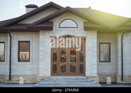 Fassade eines Luxushauses mit großer Eingangstür Stockfoto