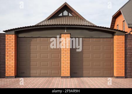 Große neue Garage für zwei Autos in einem privaten Haus Stockfoto