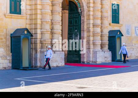 VALLETTA, MALTA, 3. MAI 2017: Blick auf die Nationalgarde vor dem Großmeisterpalast in Valletta, Malta Stockfoto