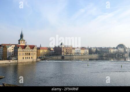 Panoramablick auf den Smetanovo-Damm an der Moldau von der Karlsbrücke, Prag, Tschechische Republik. Stockfoto