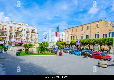 POLIGNANO A MARE, ITALIEN, 2. MAI 2014: Blick auf einen kleinen Platz in Polignano a Mare, Italien. Stockfoto
