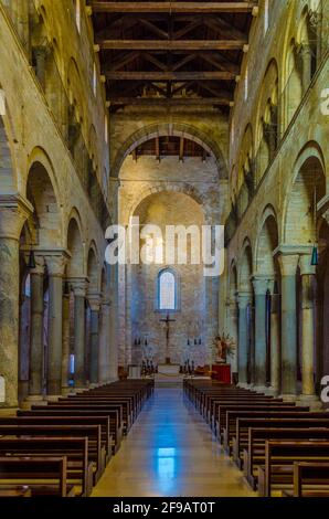 TRANI, ITALIEN, 5. MAI 2014: Blick ins Innere der berühmten Basilika cattedrala di san nicola pellegrino hinter einem Leuchtturm in der italienischen Stadt Trani. Stockfoto