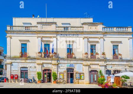 ALBEROBELLO, ITALIEN, 21. JUNI 2014: Blick auf einen kleinen Platz in Alberobello, Italien. Stockfoto