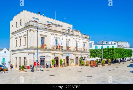 ALBEROBELLO, ITALIEN, 21. JUNI 2014: Blick auf einen kleinen Platz in Alberobello, Italien. Stockfoto