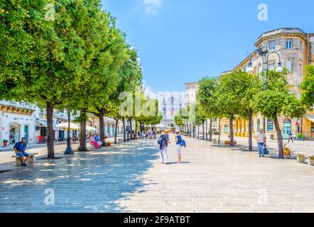 MARTINA FRANCA, ITALIEN, 21. JUNI 2014: Auf einer Gasse in Martina Franca in Italien genießen die Menschen einen sonnigen Tag. Stockfoto