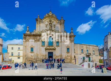 MIERA, ITALIEN, 27. APRIL 2014: In Miera, Italien, laufen die Menschen vor einer Kirche. Stockfoto