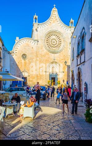 OSTUNI, ITALIEN, 21. JUNI 2014: Vor der Kathedrale in Ostuni laufen Menschen. Stockfoto