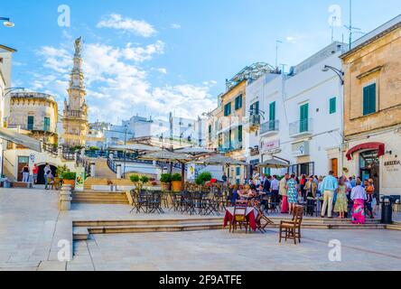 OSTUNI, ITALIEN, 21. JUNI 2014: Blick auf einen kleinen Platz in Ostuni, Italien. Stockfoto