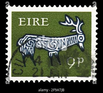 MOSKAU, RUSSLAND - 22. SEPTEMBER 2019: Briefmarke gedruckt in Irland zeigt Stylized Stag, 8. Jahrhundert, frühe irische Art 1968-70 Serie, um 1969 Stockfoto