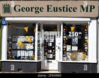 George Eustice MP Government Office in Commercial Street, Camborne, Cornwall, mit einem Fenster Stockfoto