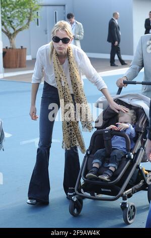 Cannes, Frankreich. 15. Mai 2011 Karolina Kurkova während der 64. Filmfestspiele von Cannes Stockfoto