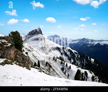 Schöne verschneite Winterlandschaft in den Dolomiten.Blick auf den Berg Marmolada vom Sellajoch. Provinz Trient, Südtirol, Italien. Stockfoto