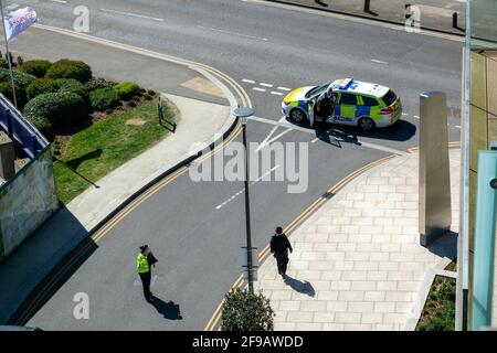 London, Großbritannien. April 2021. Die Polizei hat die Aerodrome Road und die Umgebung von Beaufort Park, Colindale, London, aufgrund eines verdächtigen Fahrzeugs, das auf der Straße vor der Metropolitan Police Academy geparkt ist, gesperrt. Die Beamten hörten sagen: „Sie können dort stehen, wenn Sie gesprengt werden oder sich zurückbewegen möchten“. Kredit: Bradley Taylor / Alamy Live Nachrichten Stockfoto