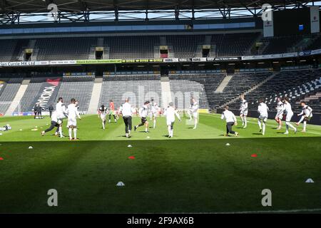 MILTON KEYNES, GROSSBRITANNIEN. 17. APRIL: Sky Bet League ein Spiel zwischen MK Dons und Portsmouth im Stadium MK, Milton Keynes am Samstag, 17. April 2021. (Quelle: John Cripps, Mi News) Stockfoto