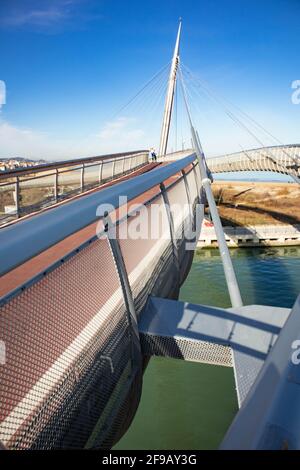 Blick auf die Bidge Ponte del Mare in der Stadt Pescara, Abruzzen, Italien Stockfoto