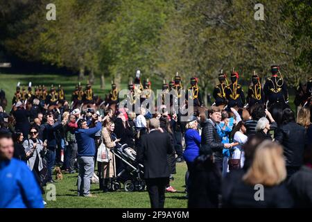 Windsor, Großbritannien. April 2021. Mitglieder der Königstruppe Royal Artillery machen sich vor der Beerdigung von Prinz Philip, dem Herzog von Edinburgh, auf dem langen Spaziergang zum Schloss Windsor in Windsor, Berkshire, auf den Weg. Prinz Philip, die Gemahlin der längsten regierenden englischen Monarchin der Geschichte, Königin Elizabeth II., starb am 9. April 2021, zwei Monate vor seinem 100. Geburtstag. Bildnachweis: Ben Cawthra/Sipa USA **KEINE Verkäufe in Großbritannien** Bildnachweis: SIPA USA/Alamy Live News Stockfoto