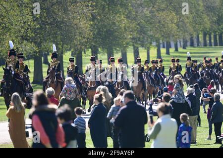 Windsor, Großbritannien. April 2021. Mitglieder der Königstruppe Royal Artillery machen sich vor der Beerdigung von Prinz Philip, dem Herzog von Edinburgh, auf dem langen Spaziergang zum Schloss Windsor in Windsor, Berkshire, auf den Weg. Prinz Philip, die Gemahlin der längsten regierenden englischen Monarchin der Geschichte, Königin Elizabeth II., starb am 9. April 2021, zwei Monate vor seinem 100. Geburtstag. Bildnachweis: Ben Cawthra/Sipa USA **KEINE Verkäufe in Großbritannien** Bildnachweis: SIPA USA/Alamy Live News Stockfoto