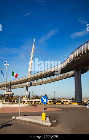 Blick auf die Bidge Ponte del Mare in der Stadt Pescara, Abruzzen, Italien Stockfoto