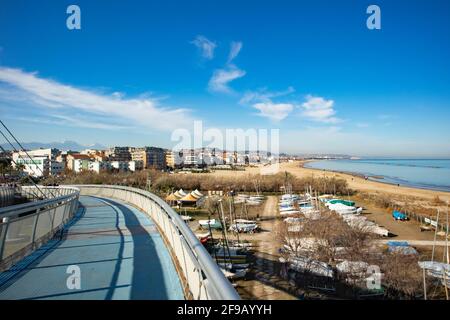 Blick auf die Bidge Ponte del Mare in der Stadt Pescara, Abruzzen, Italien Stockfoto