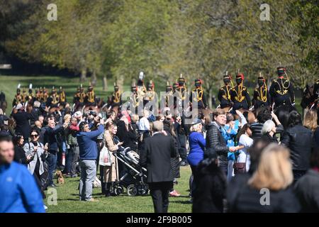 Windsor, Großbritannien. April 2021. Mitglieder der Königstruppe Royal Artillery machen sich vor der Beerdigung von Prinz Philip, dem Herzog von Edinburgh, auf dem langen Spaziergang zum Schloss Windsor in Windsor, Berkshire, auf den Weg. Prinz Philip, die Gemahlin der längsten regierenden englischen Monarchin der Geschichte, Königin Elizabeth II., starb am 9. April 2021, zwei Monate vor seinem 100. Geburtstag. Bildnachweis: Ben Cawthra/Sipa USA **KEINE Verkäufe in Großbritannien** Bildnachweis: SIPA USA/Alamy Live News Stockfoto