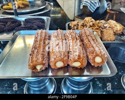 Xuixo, xuxo, suso. Ist ein viennoiserie Gebäck aus der Stadt Girona. Es ist ein frittiertes, mit Zucker beschichtetes zylindrisches Gebäck, gefüllt mit Crema catalana. Stockfoto