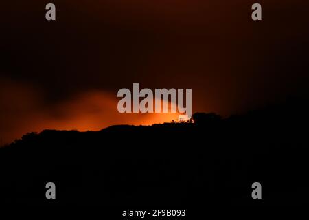 Bantry, West Cork, Irland. April 2021. Massives Gorse-Feuer auf Seskin, das Hunderte von Hektar niederbrannte und in diesem Monat zum zweiten Mal brannte. Kredit: Karlis Dzjamko/Alamy Live Nachrichten Stockfoto