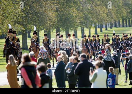 17/04/2021. Windsor, Großbritannien. Mitglieder der Königstruppe Royal Artillery machen sich vor der Beerdigung von Prinz Philip, dem Herzog von Edinburgh, auf dem langen Spaziergang zum Schloss Windsor in Windsor, Berkshire, auf den Weg. Prinz Philip, die Gemahlin der längsten regierenden englischen Monarchin der Geschichte, Königin Elizabeth II., starb am 9. April 2021, zwei Monate vor seinem 100. Geburtstag. . Bildnachweis: Ben Cawthra/Sipa USA **KEINE Verkäufe in Großbritannien** Stockfoto