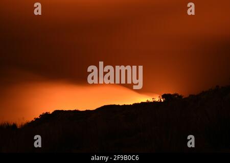 Bantry, West Cork, Irland. April 2021. Massives Gorse-Feuer auf Seskin, das Hunderte von Hektar niederbrannte und in diesem Monat zum zweiten Mal brannte. Kredit: Karlis Dzjamko/Alamy Live Nachrichten Stockfoto