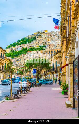 MODICA, ITALIEN, 26. APRIL 2017: Blick auf eine schmale Straße in Modica, Sizilien, Italien Stockfoto