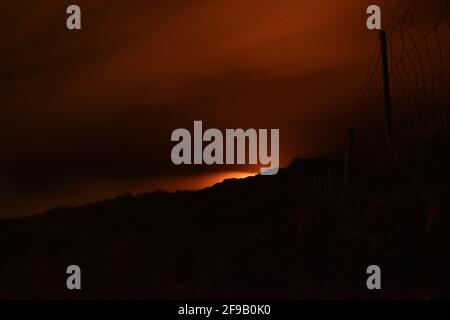 Bantry, West Cork, Irland. April 2021. Massives Gorse-Feuer auf Seskin, das Hunderte von Hektar niederbrannte und in diesem Monat zum zweiten Mal brannte. Kredit: Karlis Dzjamko/Alamy Live Nachrichten Stockfoto