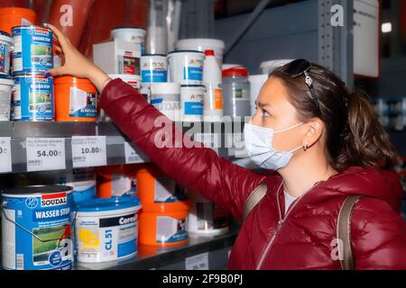 Batumi, Georgia - 15. März 2021: Mädchen in einem Baumarkt wählt Farbe Stockfoto