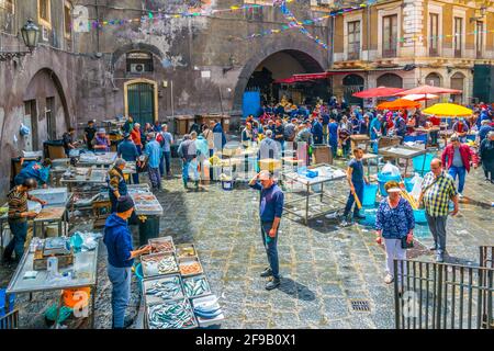 CATANIA, ITALIEN, 27. APRIL 2017: Blick auf einen berühmten samstag Fischmarkt in Catania, Sizilien, Italien Stockfoto