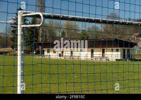 Der Fußball-Spielplatz der Provinz mit Umkleideraum für Spieler, Blick durch das Tor. Stockfoto