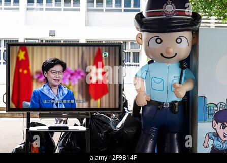 Hongkong, China. April 2021. Ein Bildschirm mit dem Videoclip von Hongkongs Chefexekutivin Carrie Lam während des Nationalen Sicherheitstages am 15. April 2020 in der Hong Kong Police College in Hongkong, China. Die ehemalige britische Kolonie veranstaltet ihren ersten Tag der nationalen Sicherheitserziehung. (Foto von Miguel Candela/SOPA Images/Sipa USA) Quelle: SIPA USA/Alamy Live News Stockfoto