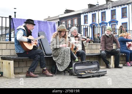 Bantry, West Cork, Irland. April 2021. Als die Reisebeschränkungen gelockert wurden, wurden am Freitag viele Menschen auf dem Bantry-Markt gesehen. Kredit: Karlis Dzjamko/Alamy Live Nachrichten Stockfoto