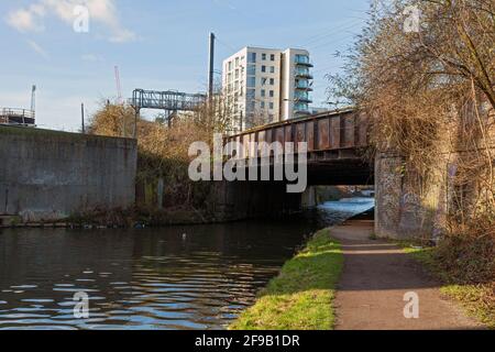 Großbritannien, England, London, Hounslow, der Grand Union Canal verläuft unterhalb der GWR Mainline Railway in der Nähe von Hayes & Harlington Stockfoto