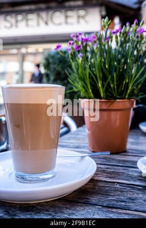 Epsom London, Großbritannien, April 17 2021, Tall Glass oder Latte Coffee with No People on A Table Top with No People Stockfoto