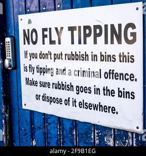 Epsom London UK, April 17 2021, öffentliches Warnschild oder Hinweis gegen Fly Tipping with No People Stockfoto