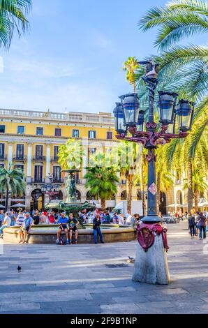 BARCELONA, SPANIEN, OKTOBER 24,2014: Auf der Placa Reial in Barcelona, Spanien, schlendern Menschen. Stockfoto