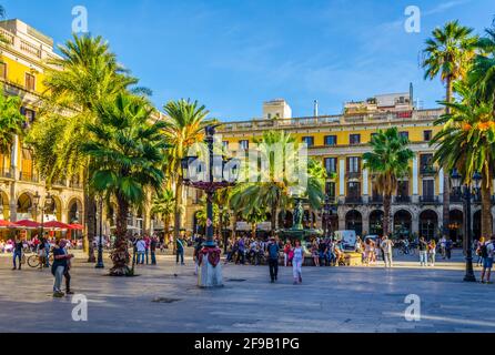 BARCELONA, SPANIEN, OKTOBER 24,2014: Auf der Placa Reial in Barcelona, Spanien, schlendern Menschen. Stockfoto