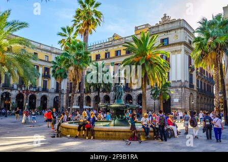 BARCELONA, SPANIEN, OKTOBER 24,2014: Auf der Placa Reial in Barcelona, Spanien, schlendern Menschen. Stockfoto