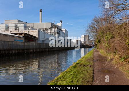 Großbritannien, England, London, Hayes, der Grand Union Canal passiert die ehemalige Nestlé Coffee Works (jetzt abgerissen) Stockfoto