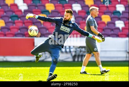 London, Großbritannien. April 2021. Millwall warm vor dem Spiel während der EFL Sky Bet Championship zwischen Brentford und Millwall im Brentford Community Stadium, London, England am 17. April 2021. Foto von Phil Hutchinson. Nur zur redaktionellen Verwendung, Lizenz für kommerzielle Nutzung erforderlich. Keine Verwendung bei Wetten, Spielen oder Veröffentlichungen einzelner Clubs/Vereine/Spieler. Kredit: UK Sports Pics Ltd/Alamy Live Nachrichten Stockfoto