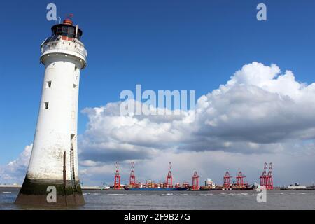 New Brighton Lighthouse mit Blick über den Fluss Mersey Liverpool Docks und Liverpool2 Containerkrane Stockfoto