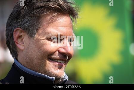 Steinbergkirche, Deutschland. April 2021. Robert Habeck, Bundesvorsitzender von Bündnis 90/die Grünen, gibt nach seiner Wahl zum Direktkandidaten für die Bundestagswahl 2021 ein Interview auf einer Mitgliederversammlung der Grünen. Die Grünen der Stadt Flensburg und des Landkreises Schleswig-Flensburg wählten bei der Veranstaltung in der Steinbergkirche ihren Direktkandidaten für die Bundestagswahl im September. Der einzige Kandidat war Parteiführer Habeck. Quelle: Christian Charisius/dpa/Alamy Live News Stockfoto