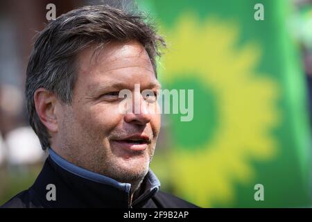 Steinbergkirche, Deutschland. April 2021. Robert Habeck, Bundesvorsitzender von Bündnis 90/die Grünen, gibt nach seiner Wahl zum Direktkandidaten für die Bundestagswahl 2021 ein Interview auf einer Mitgliederversammlung der Grünen. Die Grünen der Stadt Flensburg und des Landkreises Schleswig-Flensburg wählten bei der Veranstaltung in der Steinbergkirche ihren Direktkandidaten für die Bundestagswahl im September. Der einzige Kandidat war Parteiführer Habeck. Quelle: Christian Charisius/dpa/Alamy Live News Stockfoto