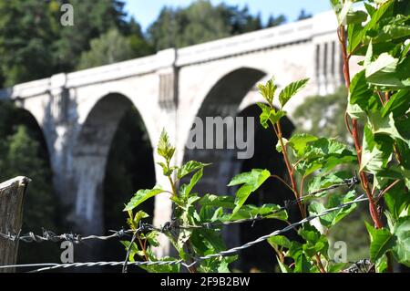 Historische Eisenbahnbrücke aus dem Zweiten Weltkrieg, Stańczyki, Polen. Stockfoto