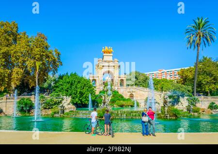 BARCELONA, SPANIEN, OKTOBER 26,2014: Die Menschen bummeln vor dem monumentalen Brunnen cascada im ciutadella Park in Barcelona, Spanien. Stockfoto