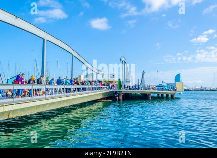 BARCELONA, SPANIEN, OKTOBER 26,2014: Die Menschen schlendern über die Promenade Rambla de Mar in Barcelona, Spanien. Stockfoto